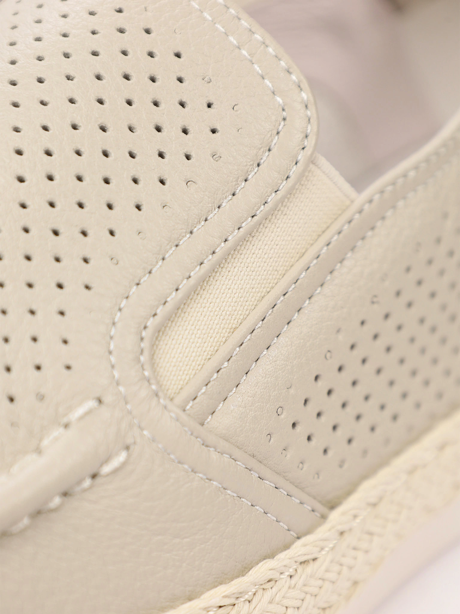 Мокасины светло-серого цвета с перфорацией на низкой подошве